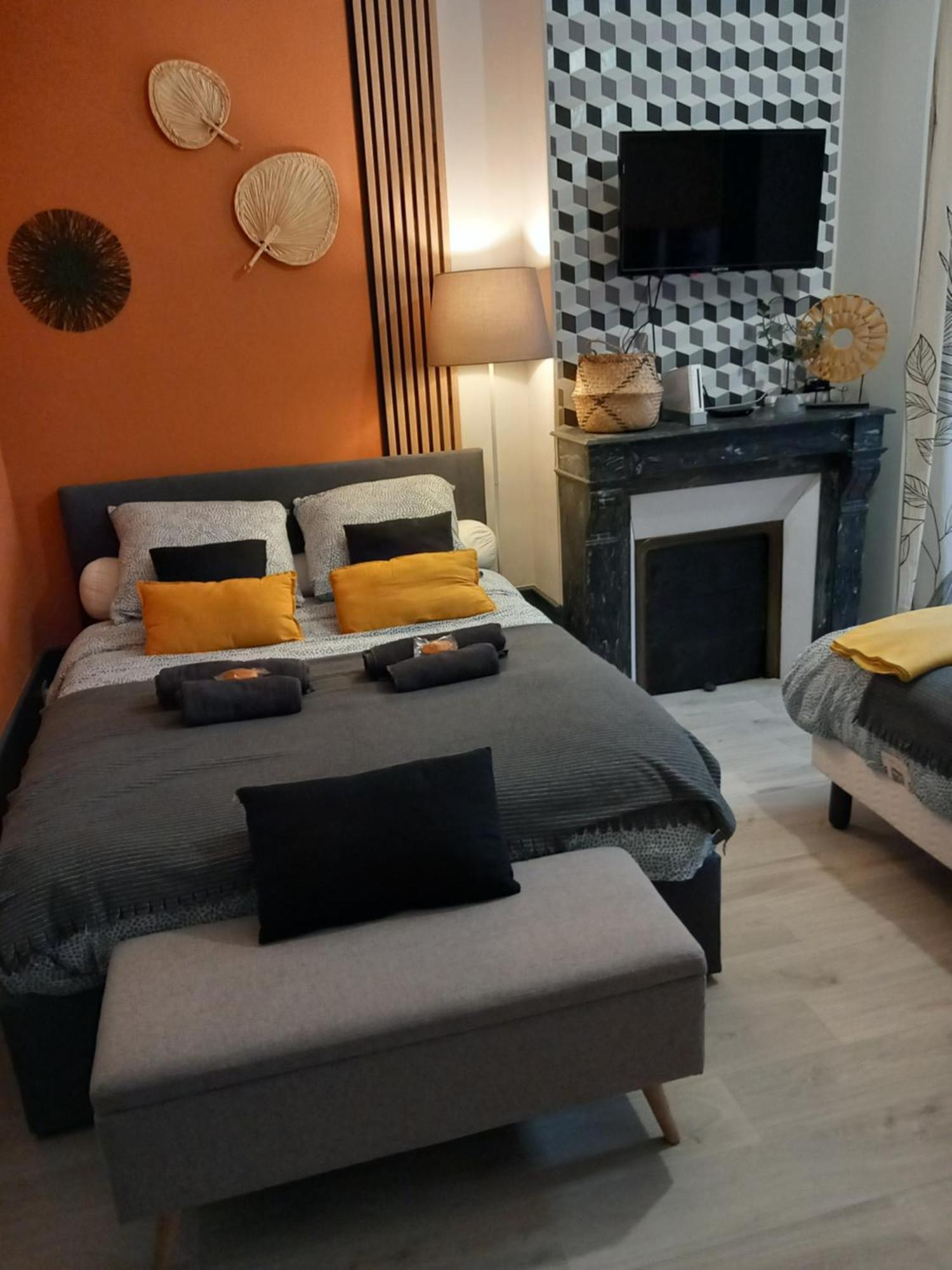 Les Loges Du Theatre Degustation Champagne Offerte Jacuzzi Sauna Jeux Velos Maison Prive 150M2 Historique 14Pers Max Emplacement Exceptionnel Et Chic, 200M De L'Avenue De Champagne, Gare, Musee, Jardins, Restaurations, Toutes Commodites Эперне Экстерьер фото